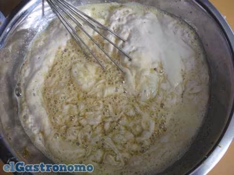 Mezcla de la levadura con los huevos y demás ingredientes
