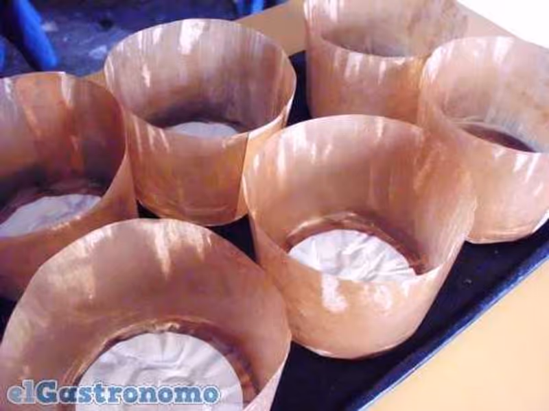 Preparación de los moldes de pan dulce milanés